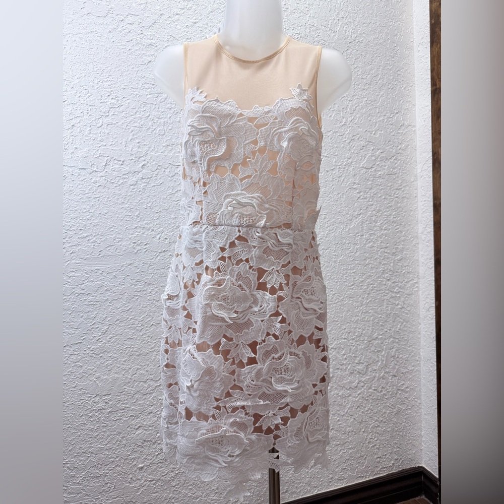 Elegant White Floral Lace Dress - Picture 2 of 10